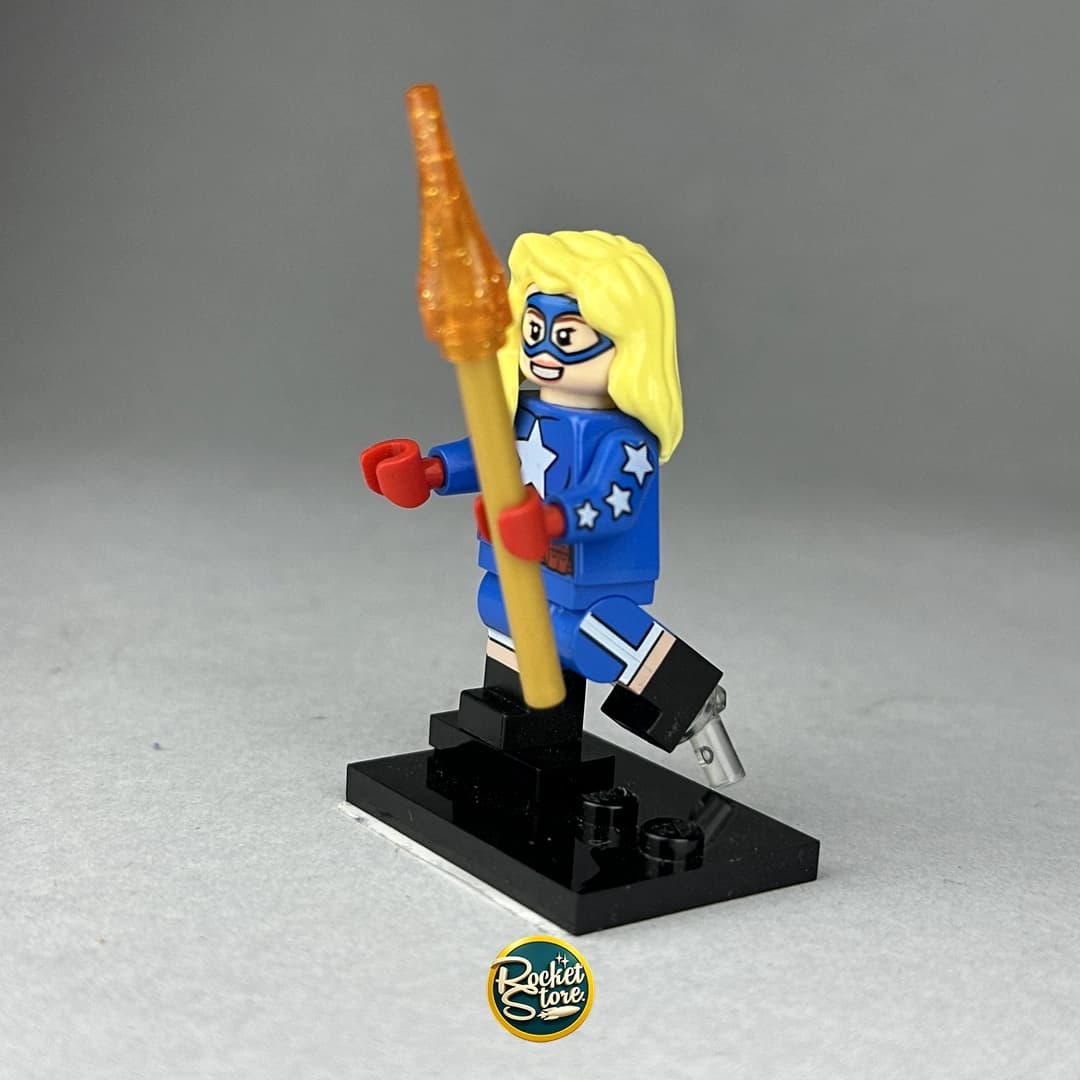 Minifigura LEGO DC Comics Stargirl con Cetro Cósmico