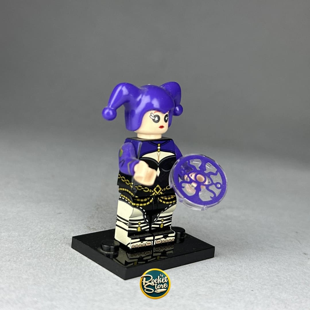 Minifigura tipo LEGO DC Comics Harley Quinn Bufón Púrpura con Escudo