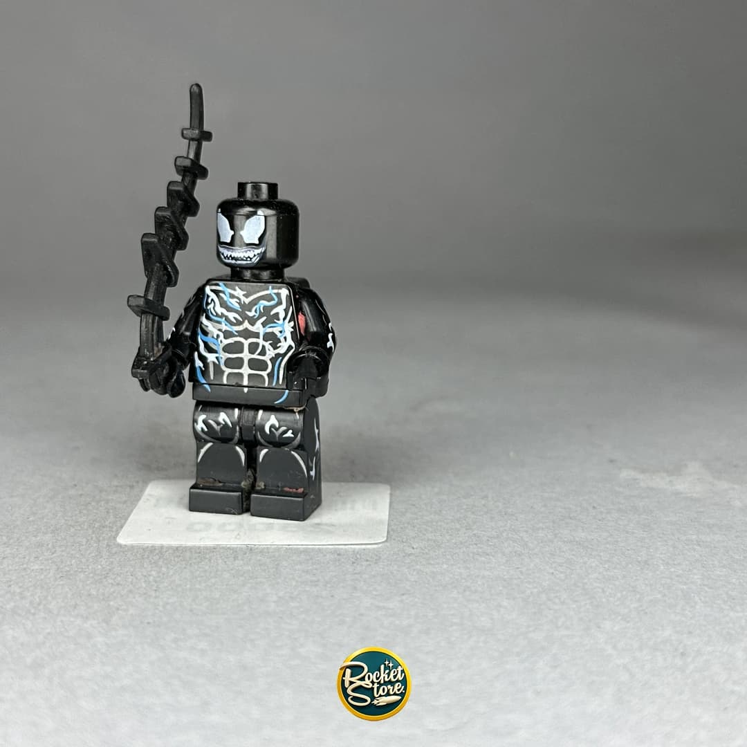 Minifigura tipo LEGO Marvel Agent Venom Simbionte con Fusil Táctico