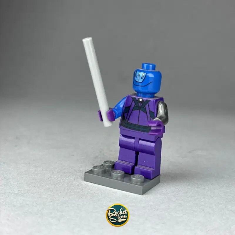 Minifigura tipo LEGO Marvel Nebula con Bastón de Combate
