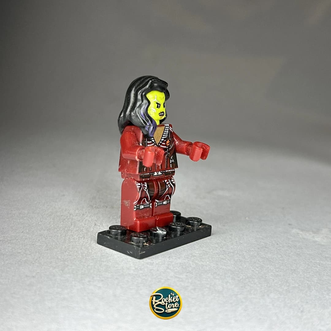 Minifigura tipo LEGO Marvel Gamora Traje de Combate Carmesí