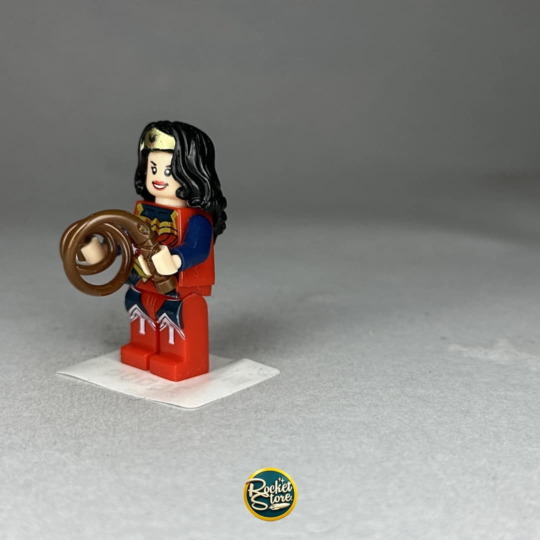 Minifigura tipo LEGO DC Comics Wonder Woman con Lazo Enrollado