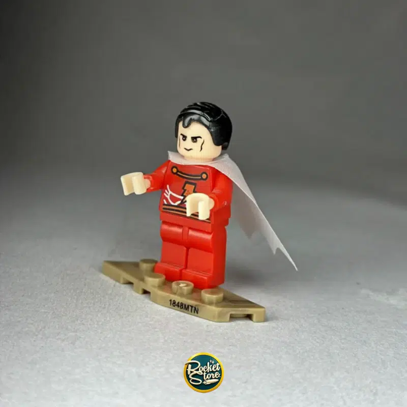 Minifigura tipo LEGO Superhéroe Traje Rojo con Capa Blanca