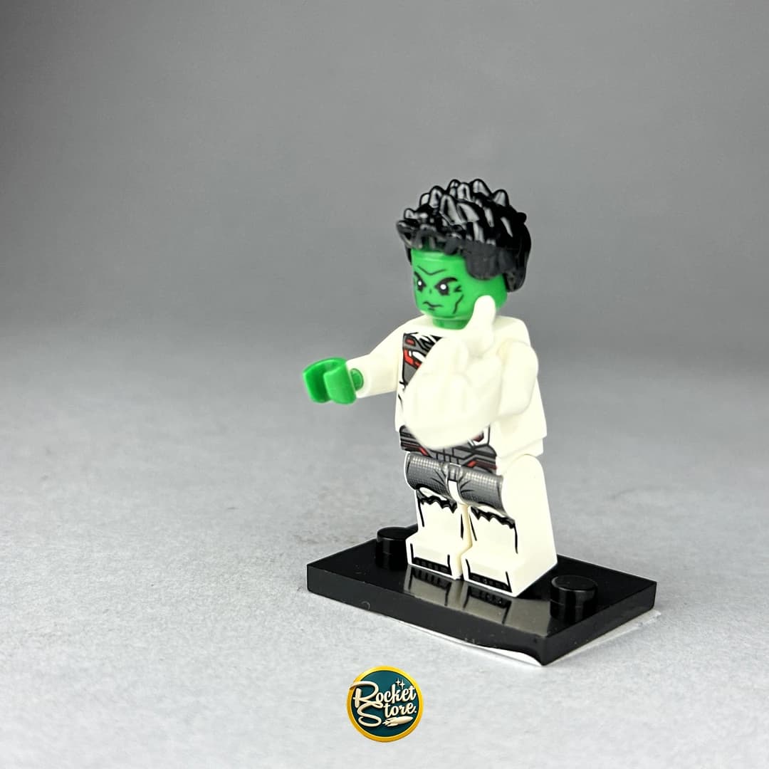 Minifigura tipo LEGO Marvel She-Hulk en Traje Cuántico
