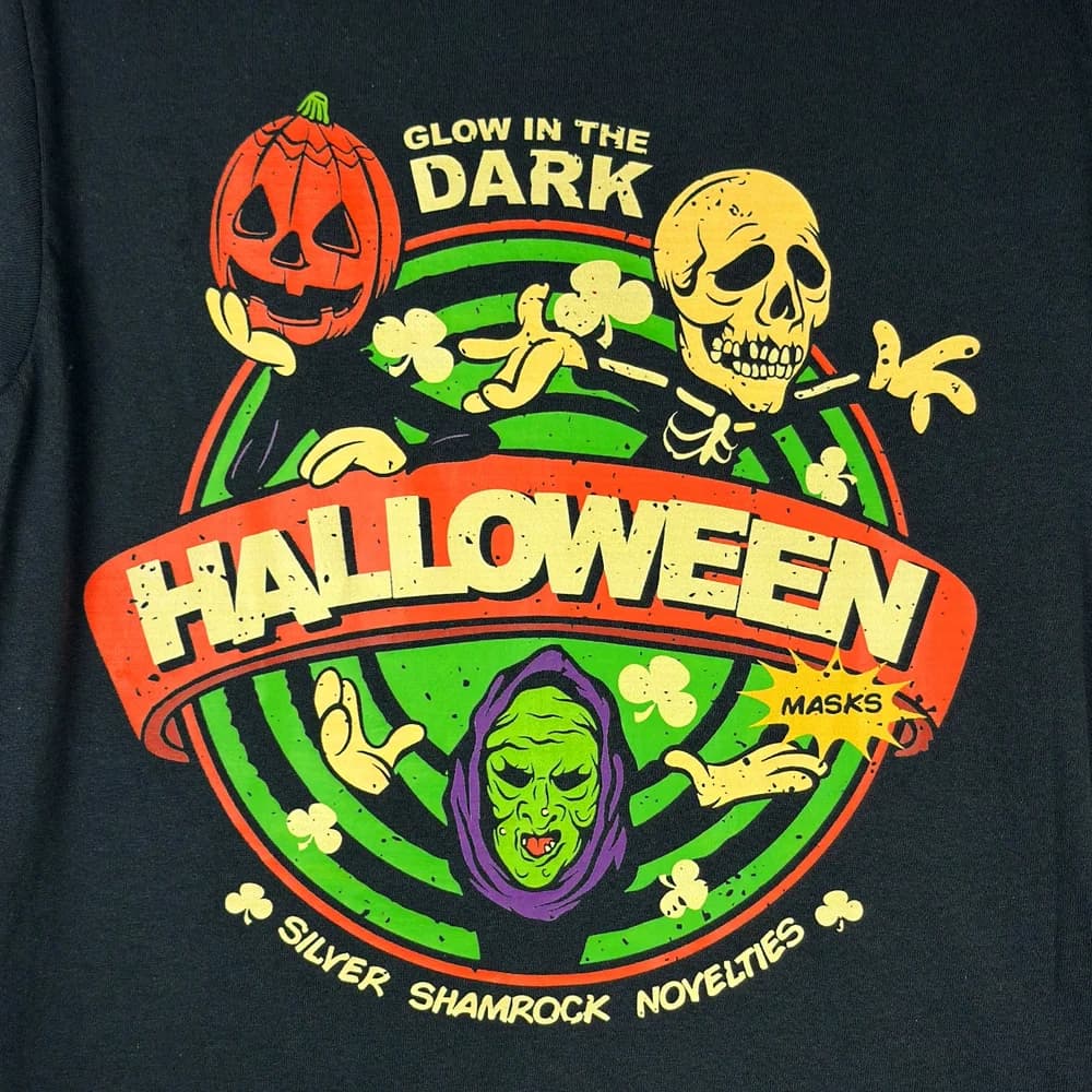 Camiseta Halloween III - Máscaras Silver Shamrock Glow in the Dark - Foto 1