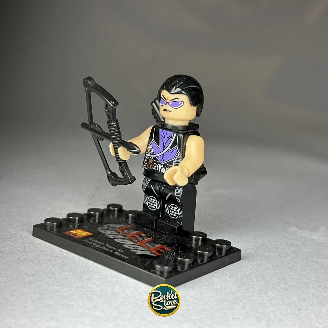 Minifigura tipo LEGO Marvel Hawkeye Ronin con Arco Compuesto