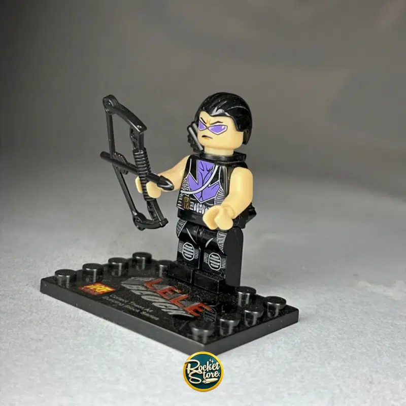 Minifigura tipo LEGO Marvel Hawkeye Ronin con Arco Compuesto