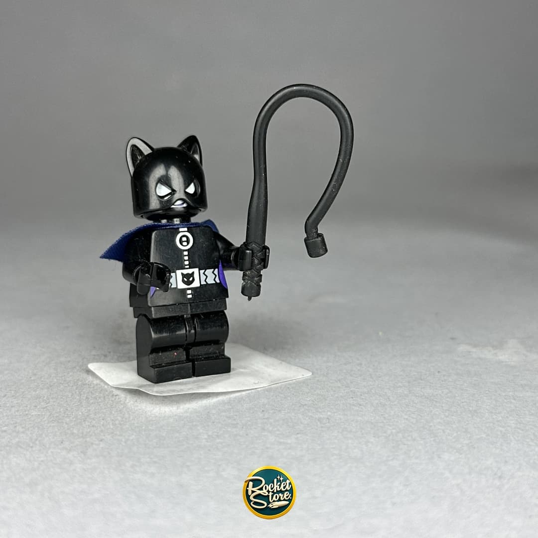 Minifigura tipo LEGO DC Comics Catwoman Clásica con Látigo y Capucha