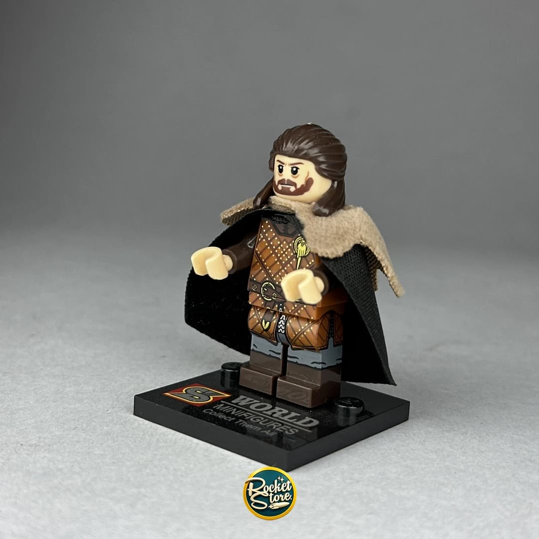 Minifigura tipo LEGO Jon Snow con Capa de Piel y Espada Garra
