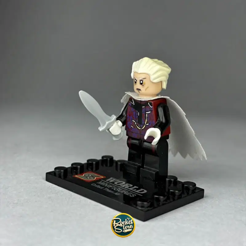 Minifigura tipo LEGO Guerrero de Cabello Platinado con Capa Blanca