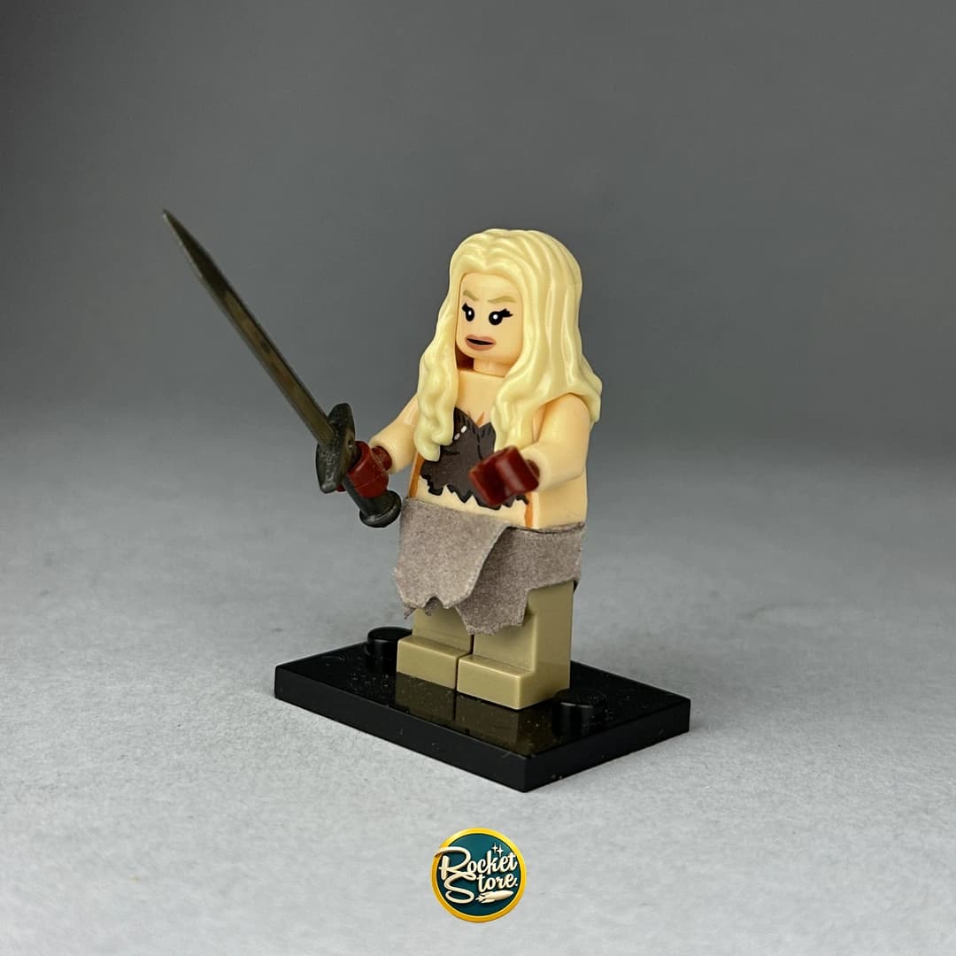 Minifigura tipo LEGO Guerrera Bárbara con Espada