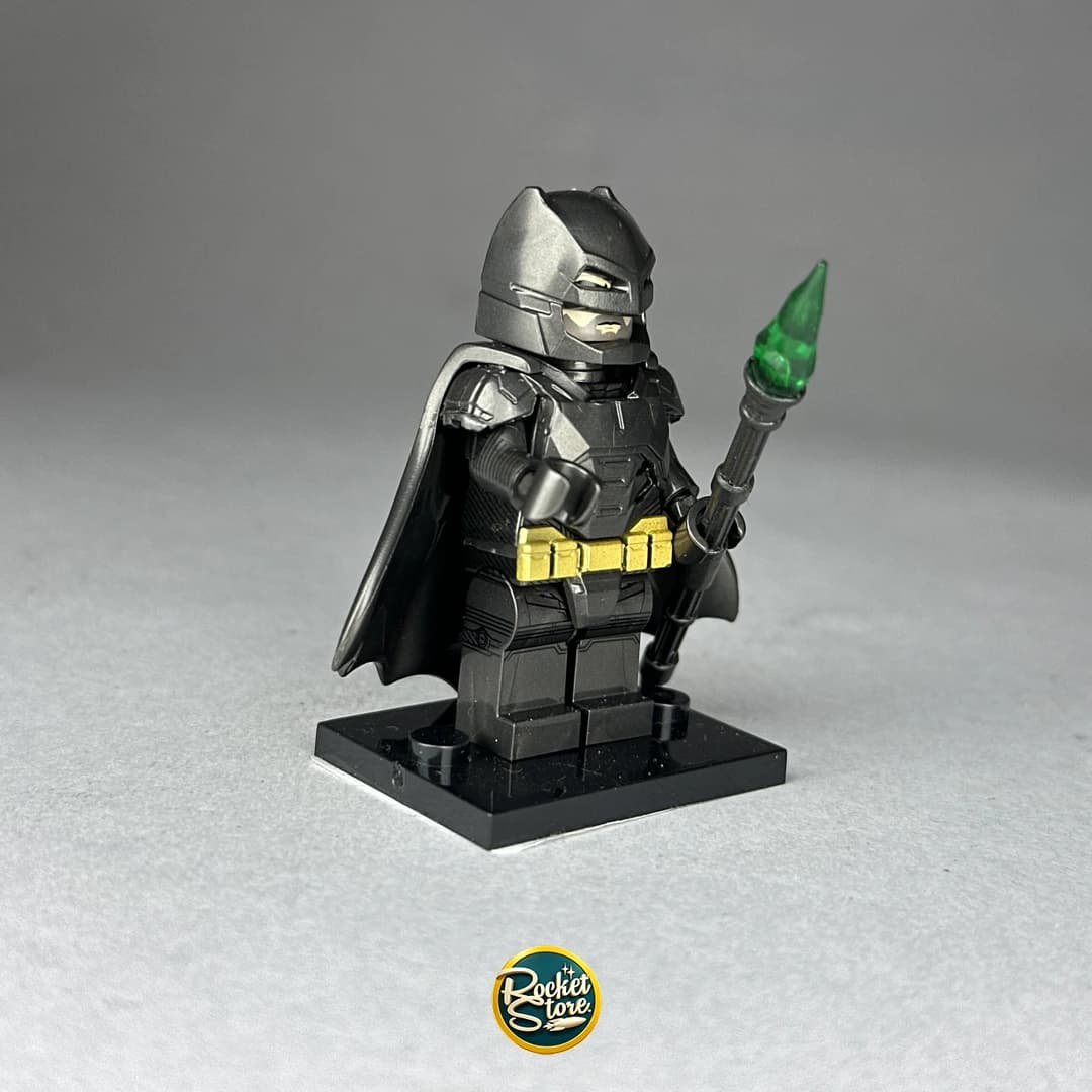 Minifigura tipo LEGO DC Comics Armored Batman con Lanza de Kriptonita