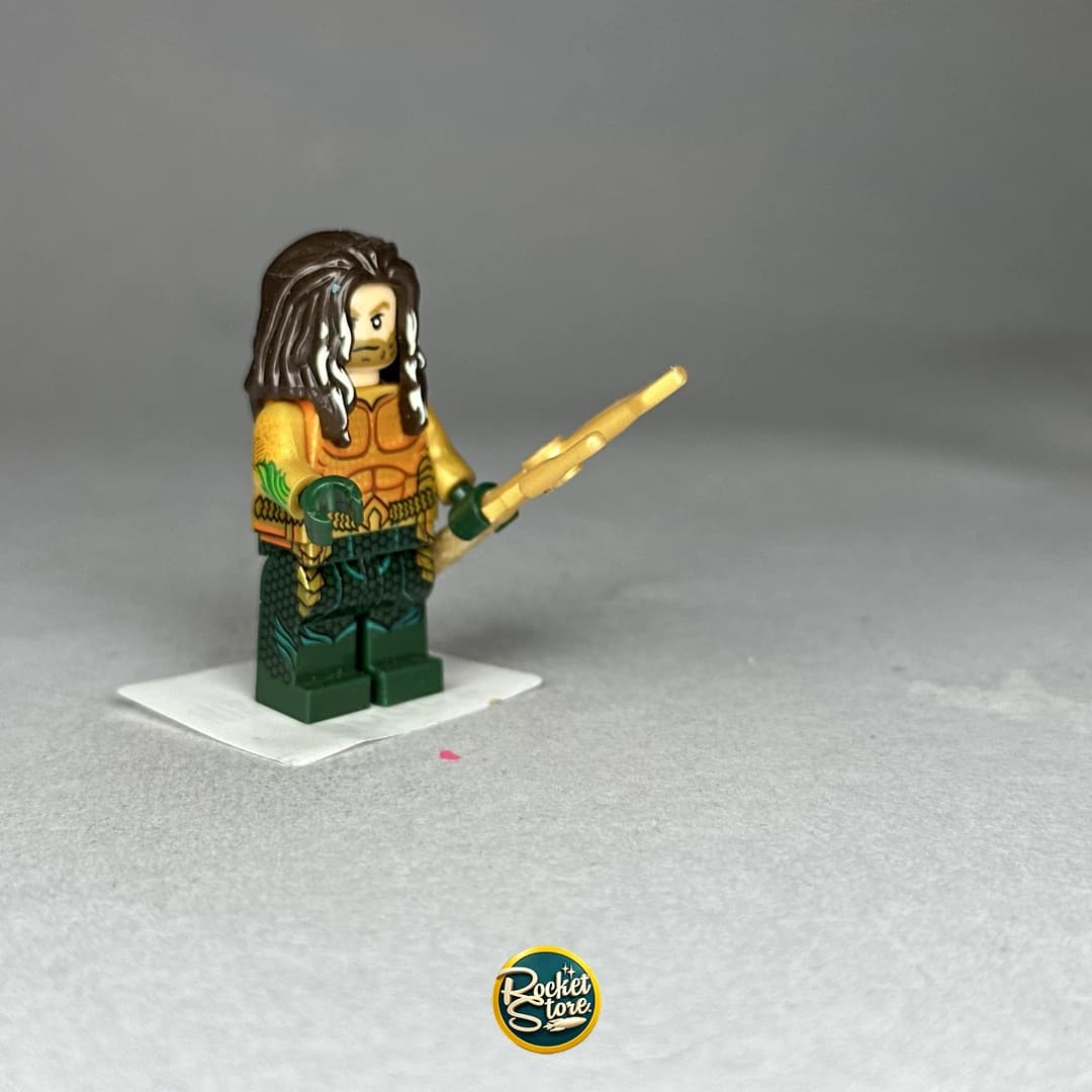 Minifigura tipo LEGO DC Comics Aquaman con Tridente Dorado de Batalla