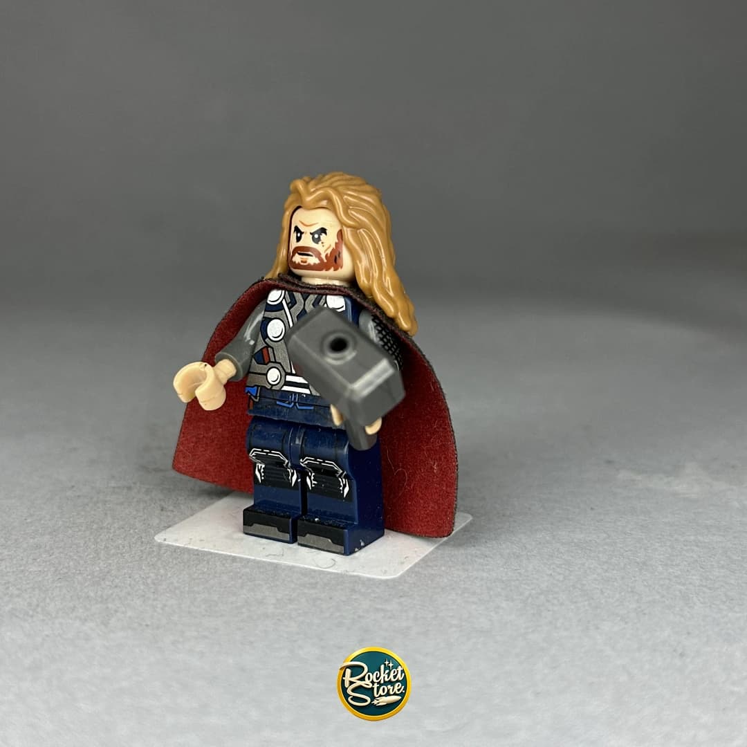 Minifigura tipo LEGO Marvel Thor Vengadores con Mjolnir y Capa