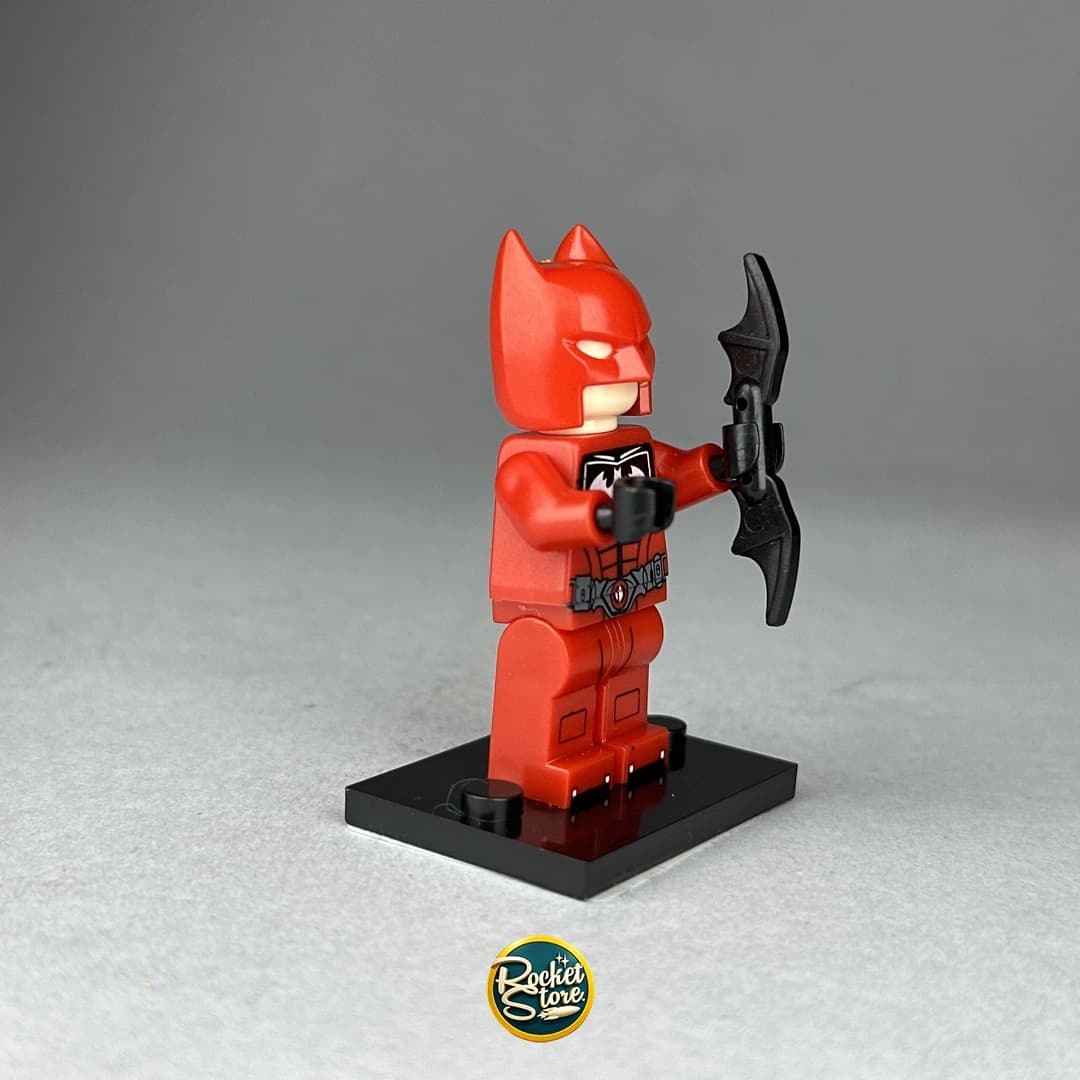 Minifigura tipo LEGO Red Hood Batman en Armadura Carmesí