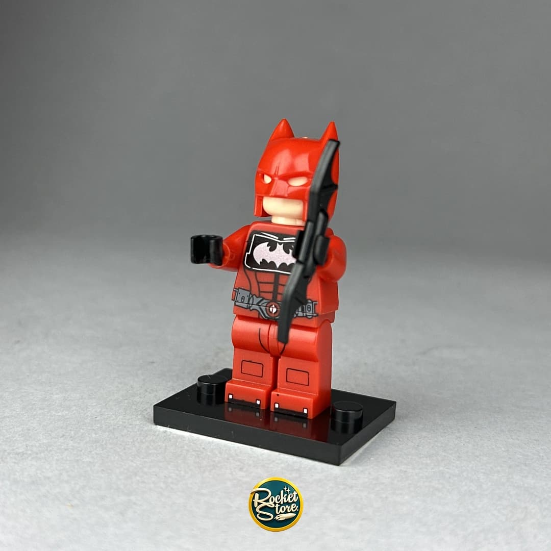 Minifigura tipo LEGO Red Hood Batman en Armadura Carmesí