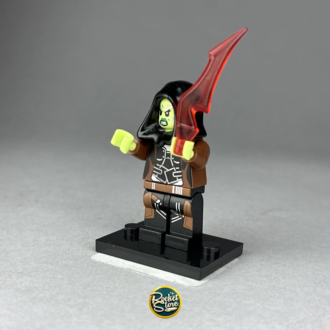 Minifigura tipo LEGO Marvel Gamora con Espada de Energía