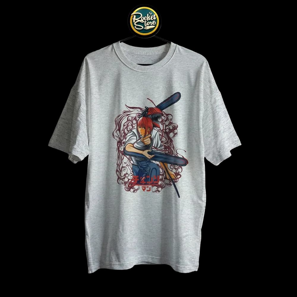 Camiseta Chainsaw Man - Makima Bang! & Denji Motosierra Gris Jaspe