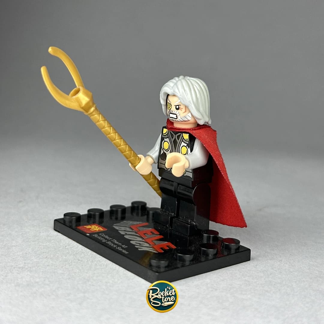 Minifigura tipo LEGO Marvel Odín Padre de Todo con Tridente Dorado