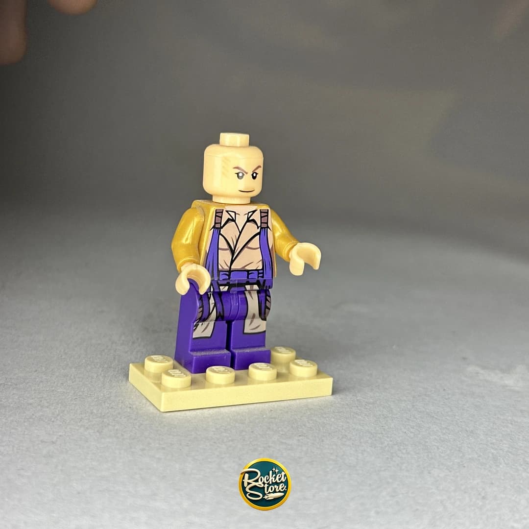 Minifigura tipo LEGO Dragon Ball Nappa Torso Desnudo Pantalón Morado