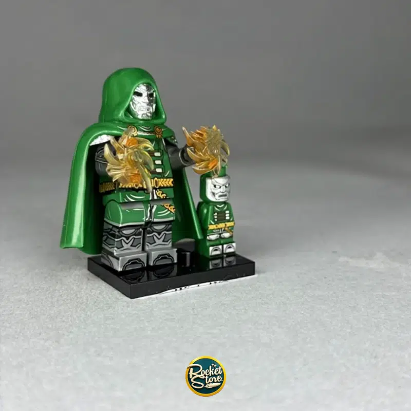 Minifigura tipo LEGO Marvel Doctor Doom con Llamas Místicas Doradas