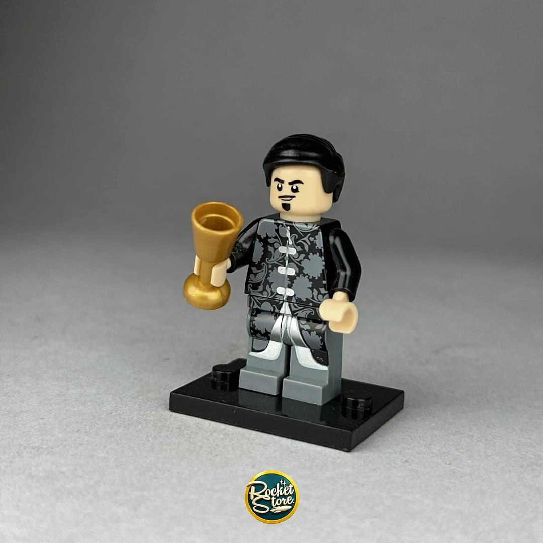 Minifigura tipo LEGO Tony Stark Elegante con Copa Dorada