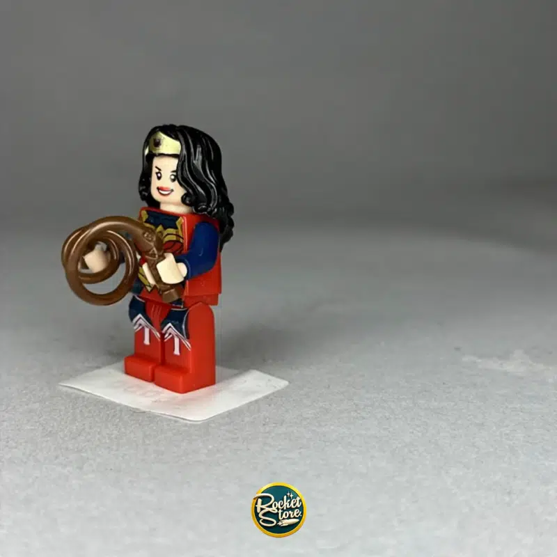 Minifigura tipo LEGO DC Comics Wonder Woman con Lazo Enrollado