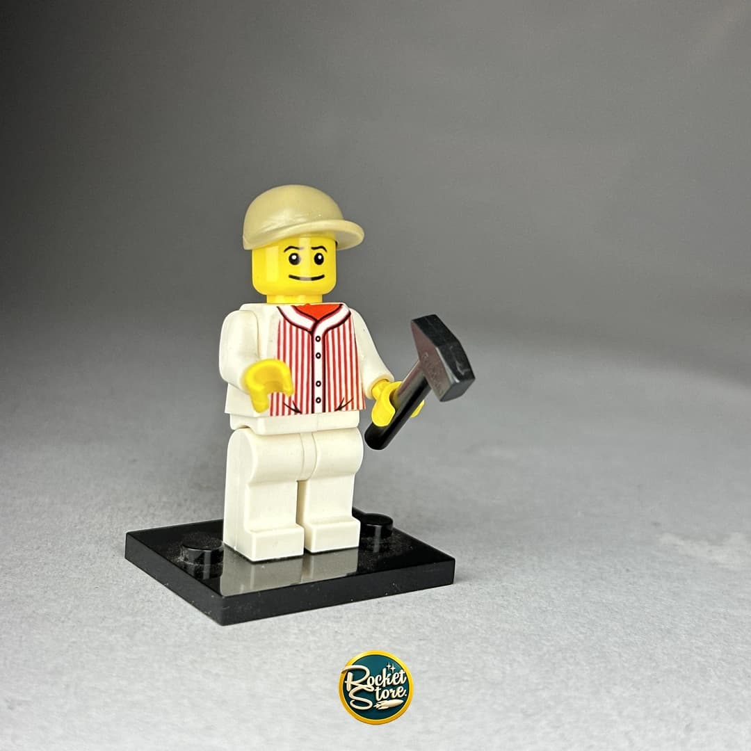 Minifigura tipo LEGO Bateador de Béisbol con Bate de Madera
