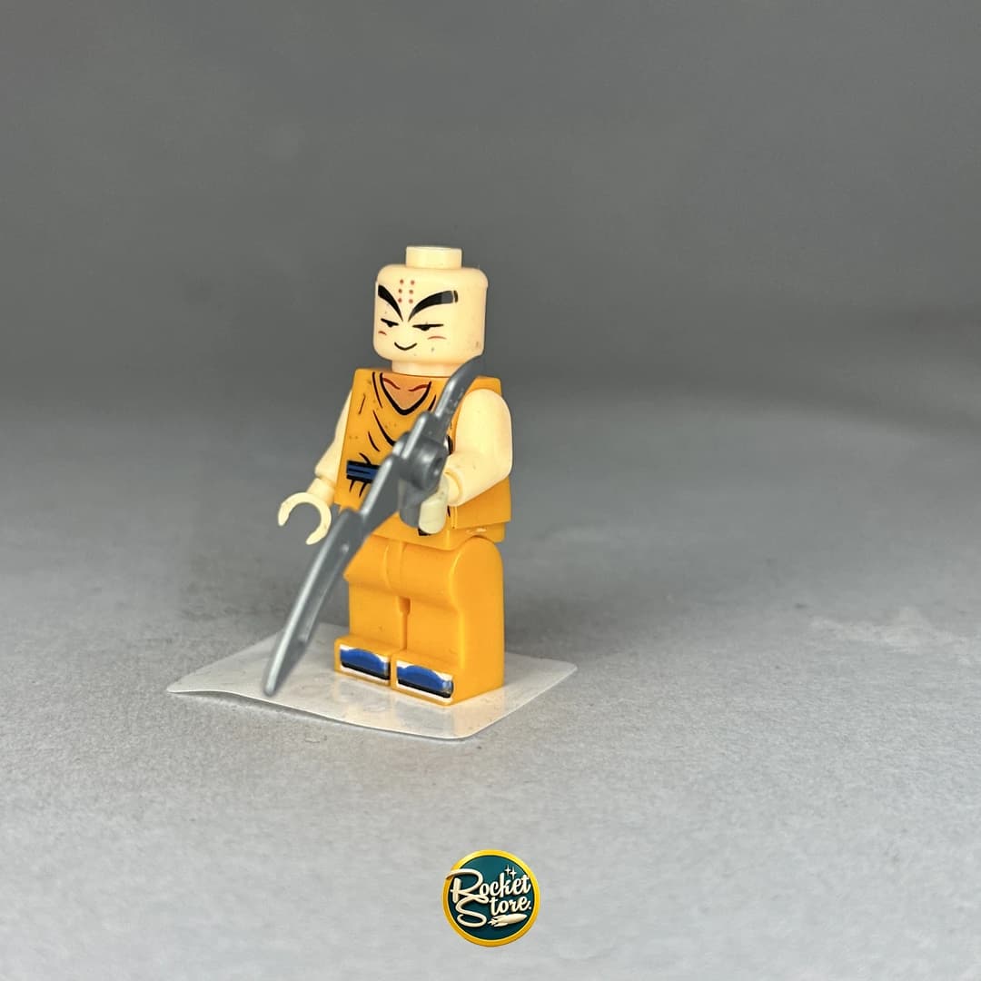 Minifigura tipo LEGO Dragon Ball Guerrero Calvo con Arma de Hoja