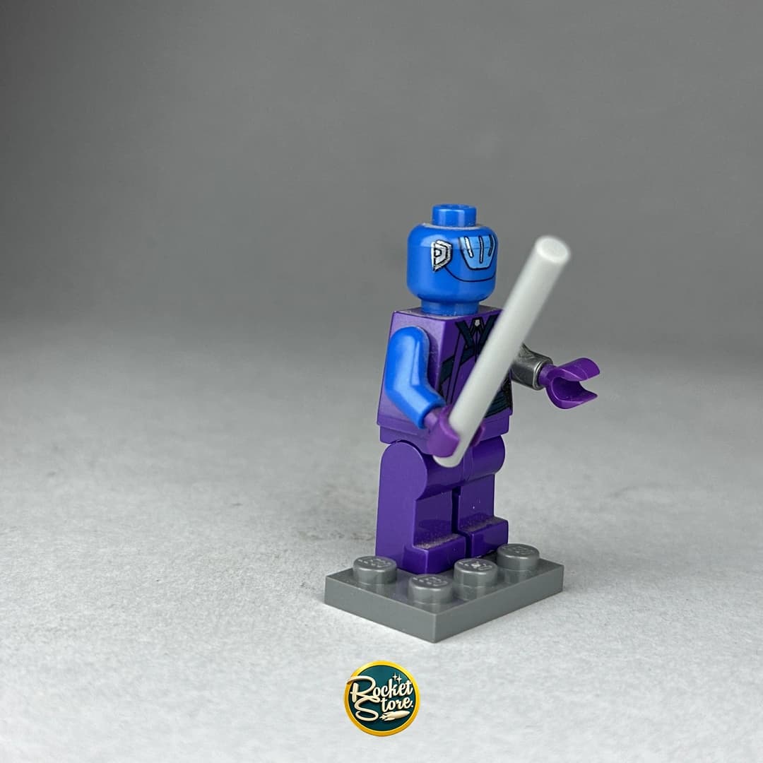 Minifigura tipo LEGO Marvel Nebula con Bastón de Combate