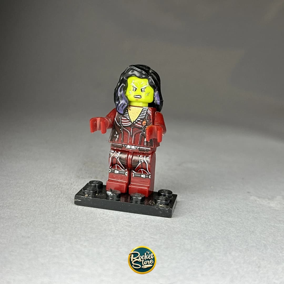 Minifigura tipo LEGO Marvel Gamora Traje de Combate Carmesí