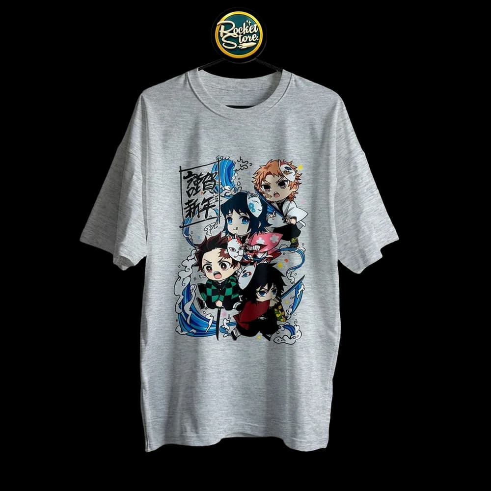 Camiseta Demon Slayer - Discípulos de Urokodaki Chibi Gris Jaspe