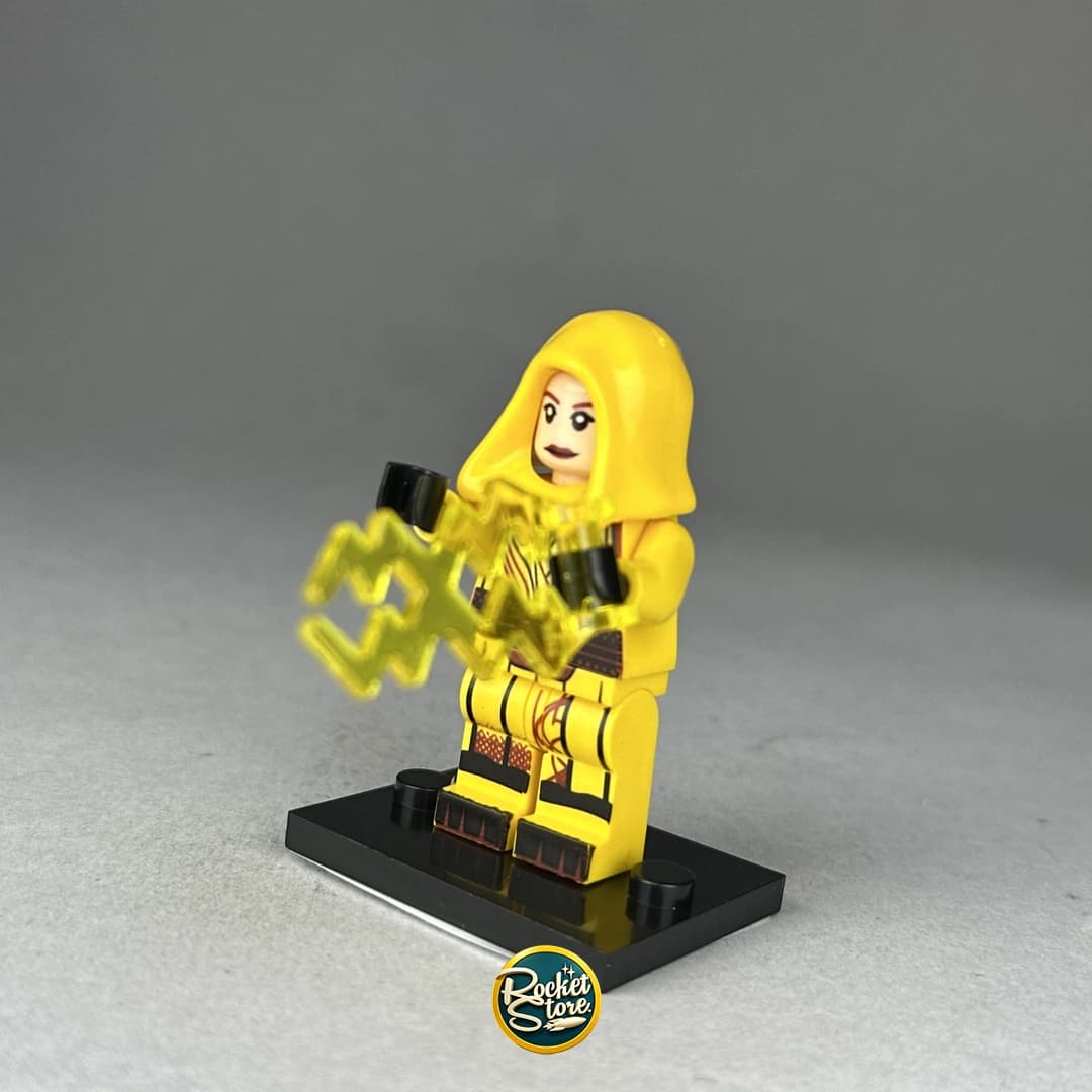 Minifigura tipo LEGO Heroína Encapuchada Amarilla con Rayos