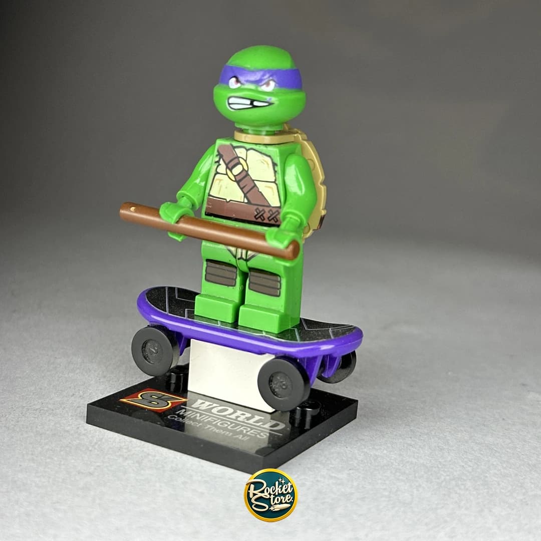 Minifigura tipo LEGO Donatello Ninja Turtle con Bastón Bo y Skateboard