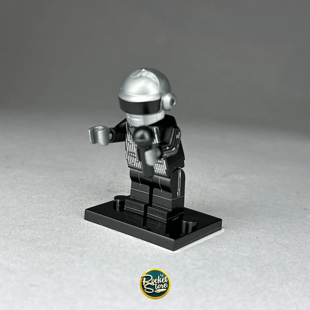 Minifigura tipo LEGO Daft Punk Traje Cuero Negro con Casco Cromo