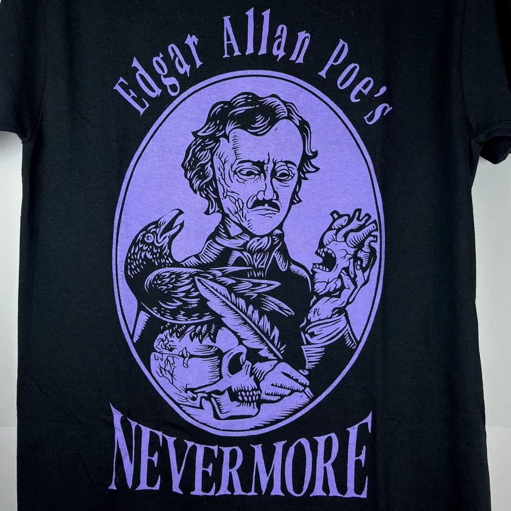 Camiseta Edgar Allan Poe - Nevermore El Cuervo y Corazón Púrpura - Foto 1
