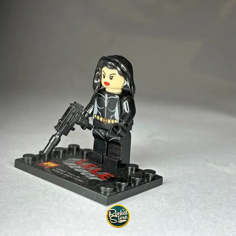Minifigura tipo LEGO Marvel Black Widow con Fusil de Asalto Táctico