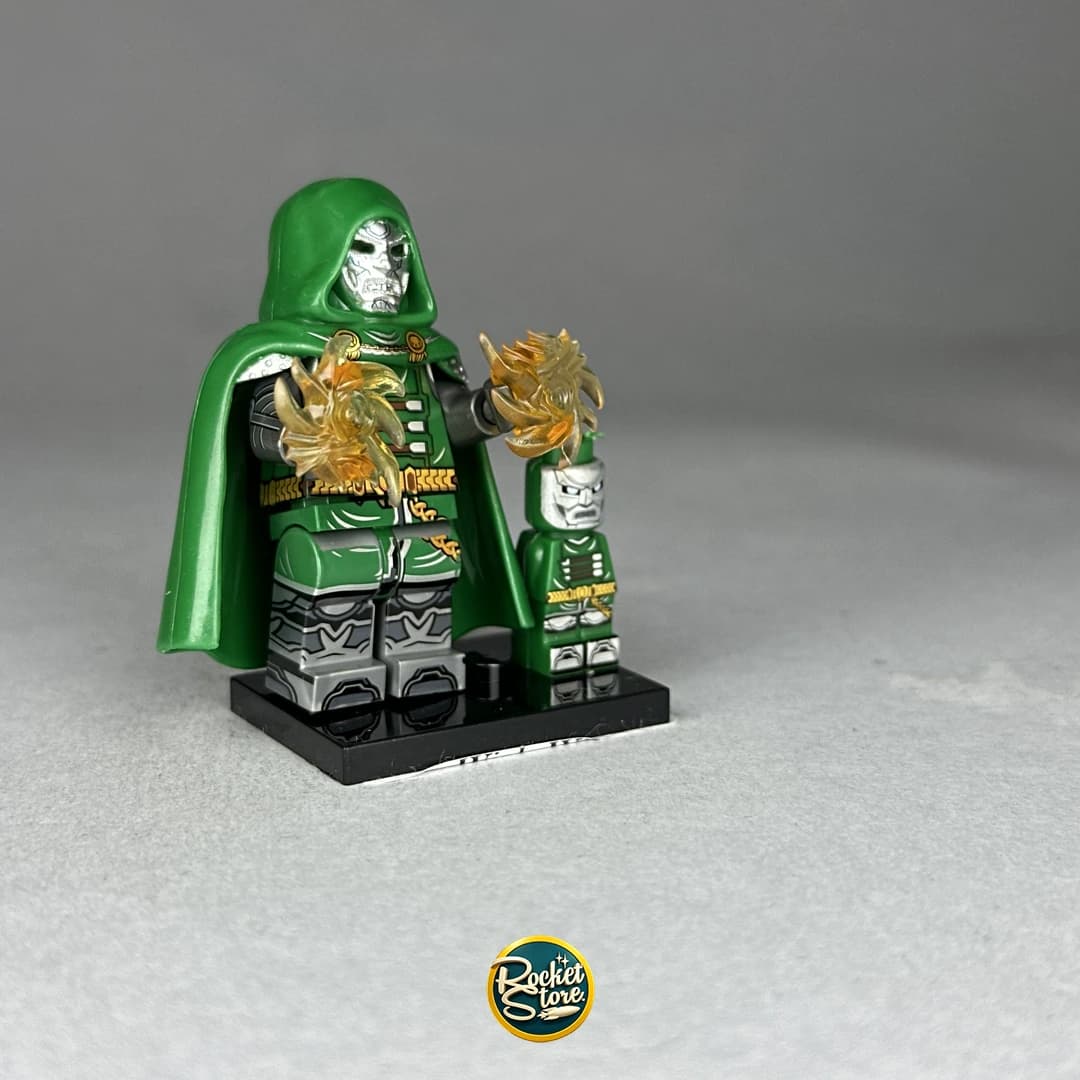 Minifigura tipo LEGO Marvel Doctor Doom con Llamas Místicas Doradas