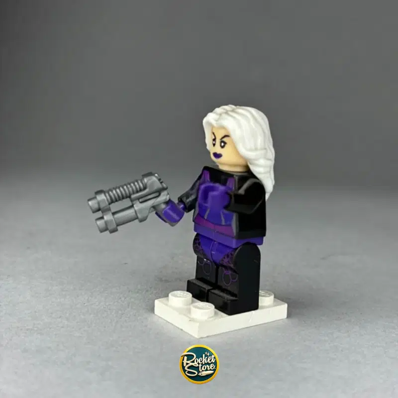 Minifigura tipo LEGO Mercenaria de Cabello Plateado con Blaster