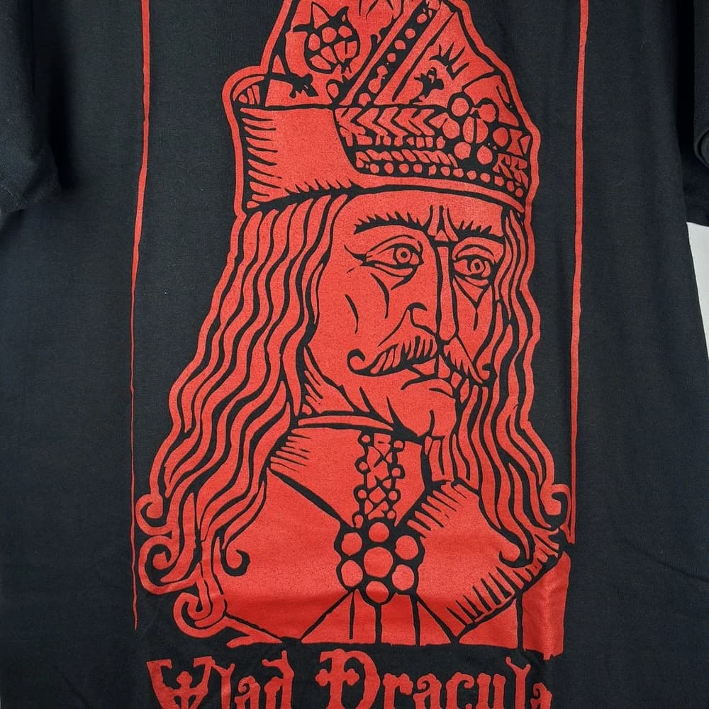 Camiseta Vlad Tepes - Vlad Drácula Grabado Rojo Negro - Foto 1