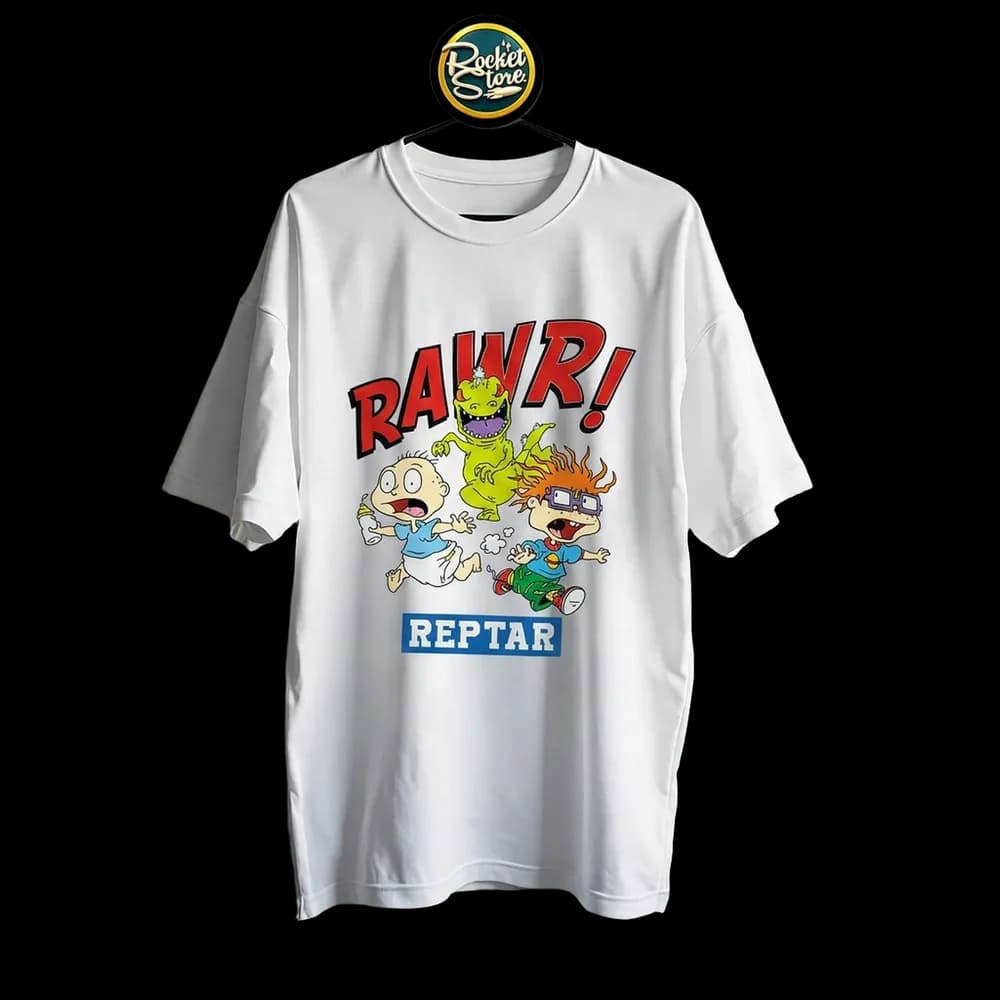 Camiseta Rugrats - Reptar Persiguiendo a Tommy y Carlitos Blanco