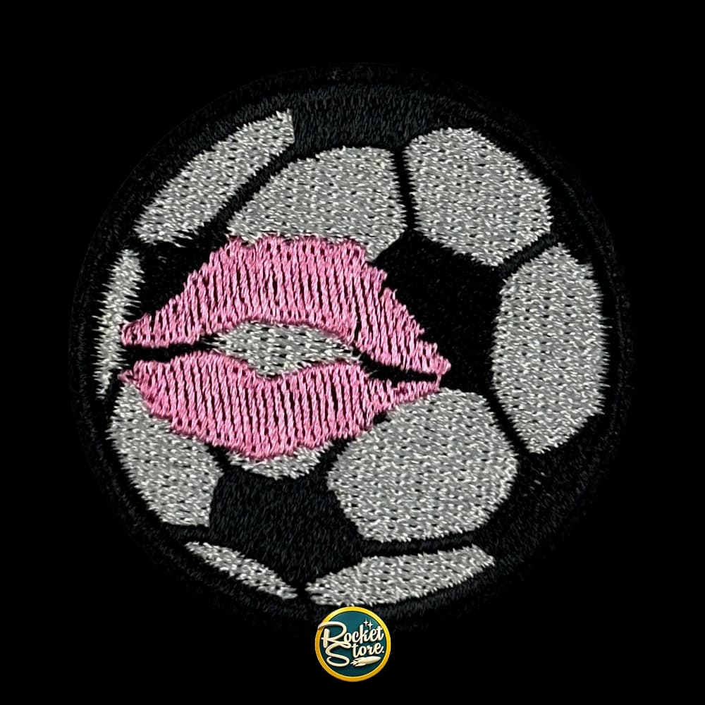 Parche Balón de Fútbol con Beso de Labios Rosas