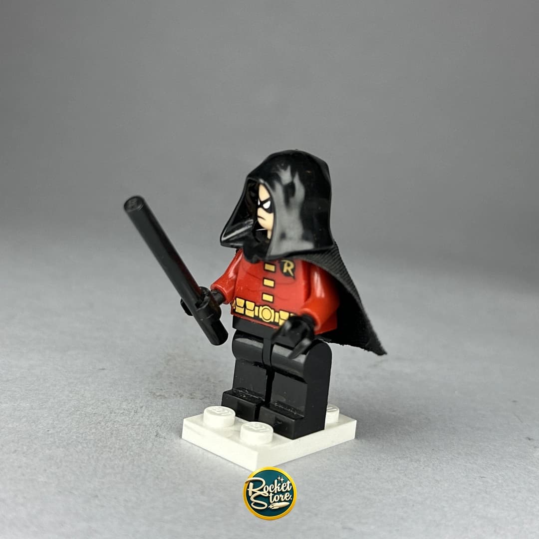 Minifigura tipo LEGO DC Comics Robin Capucha y Traje Negro