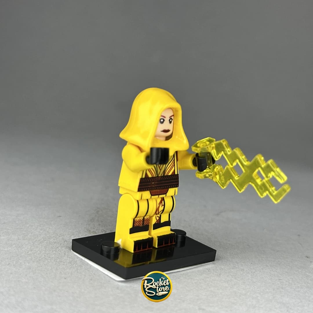 Minifigura tipo LEGO Heroína Encapuchada Amarilla con Rayos