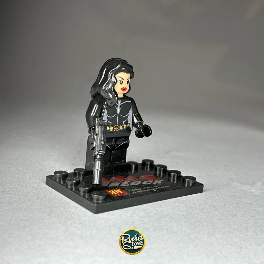 Minifigura tipo LEGO Marvel Black Widow con Fusil de Asalto Táctico