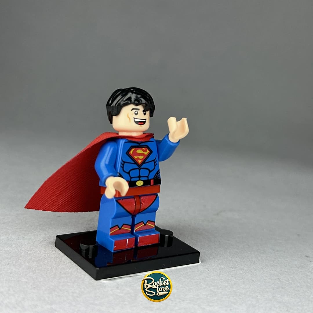 Minifigura tipo LEGO DC Comics Superman Sonriente con Capa