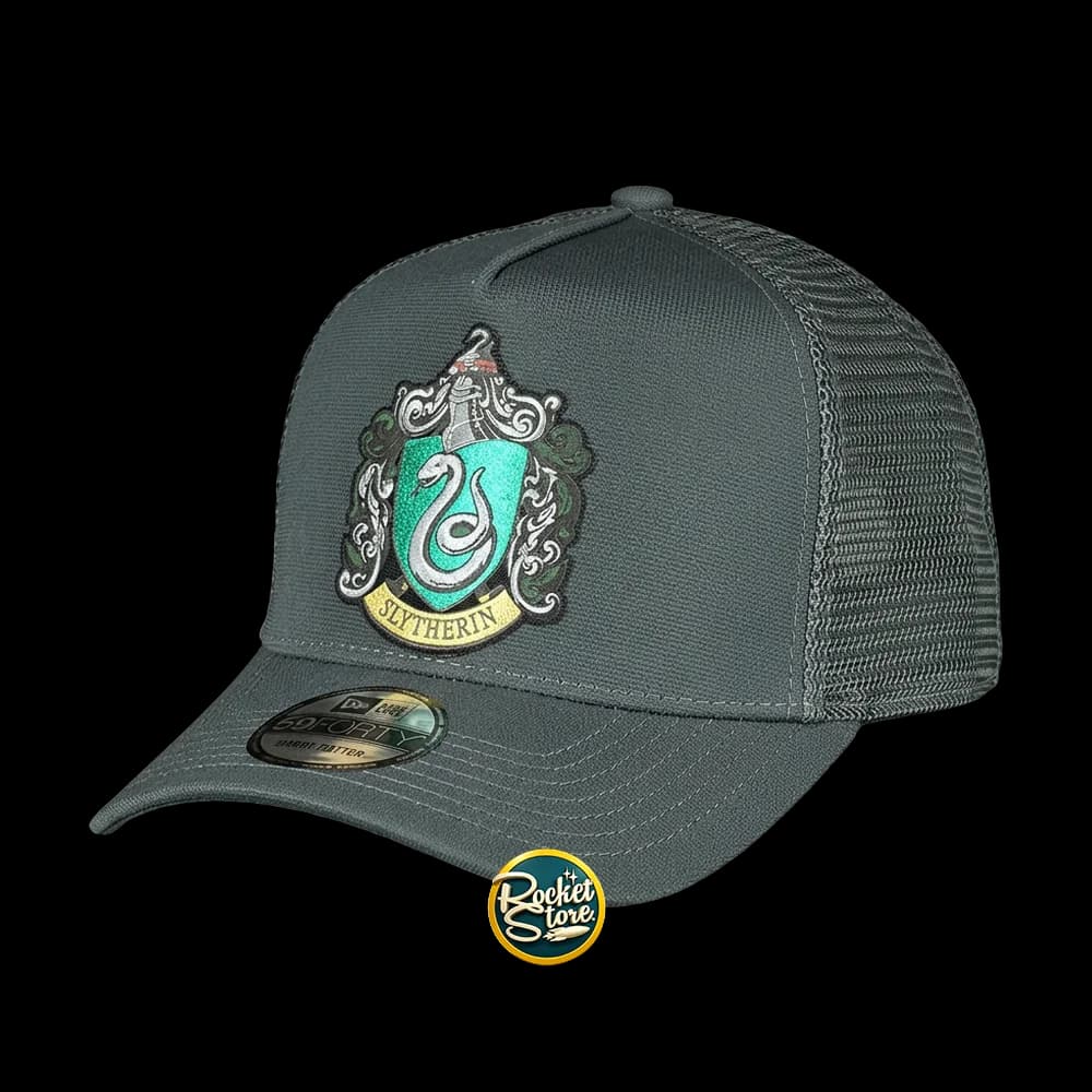 Gorra Harry Potter Casa Slytherin Trucker Oficial (Gris / Malla / Escudo)
