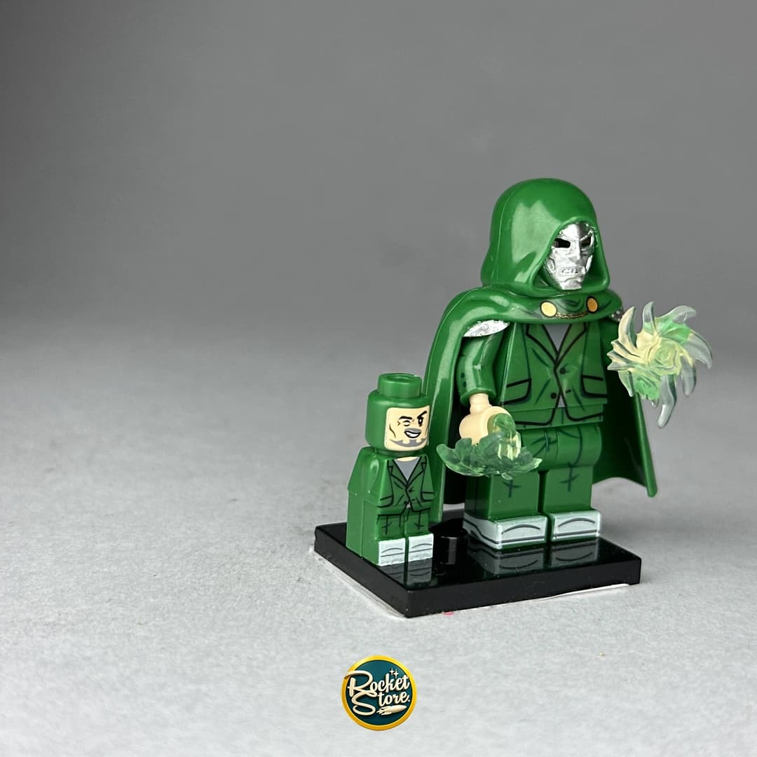 Minifigura tipo LEGO Marvel Doctor Doom con Mini Doom Bot y Magia