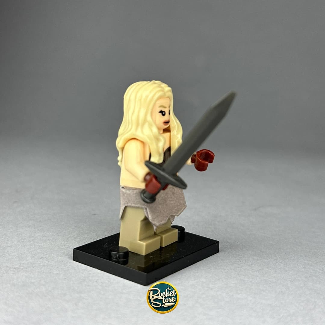 Minifigura tipo LEGO Guerrera Bárbara con Espada