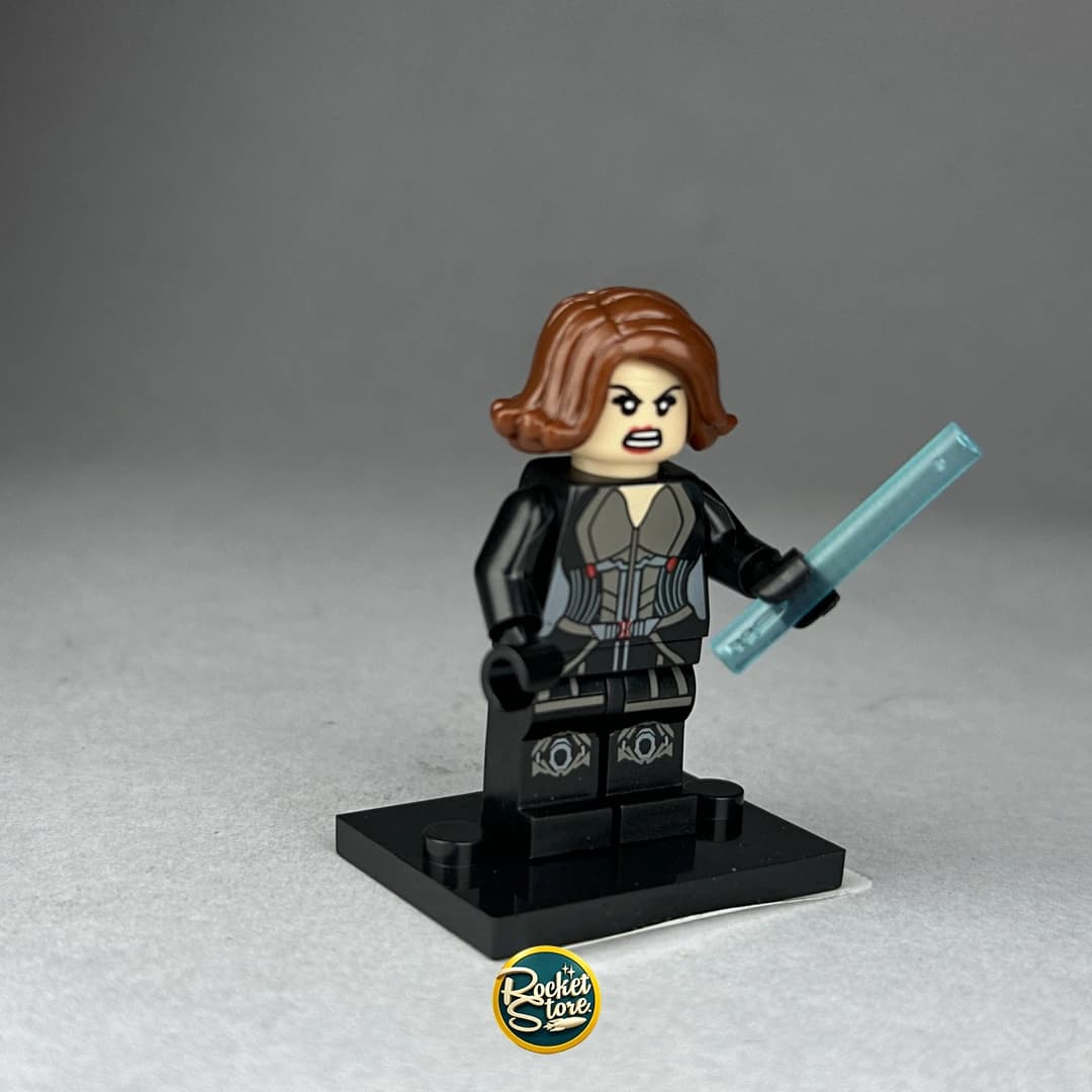 Minifigura tipo LEGO Marvel Black Widow con Bastones Eléctricos